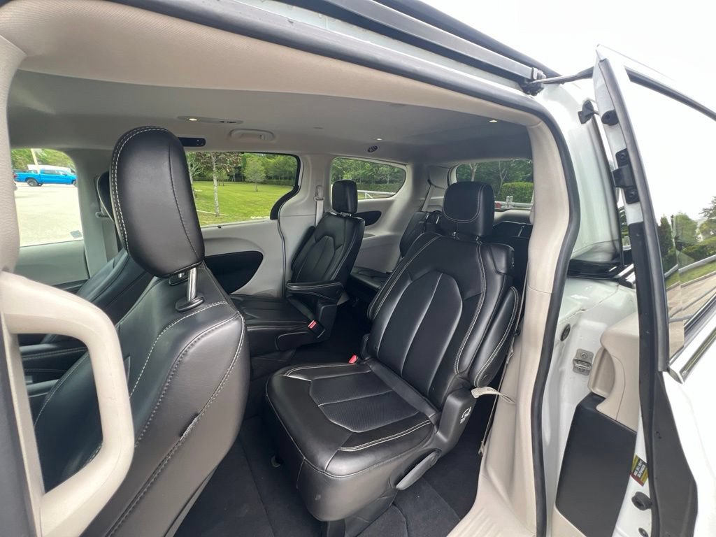 Used 2023 Chrysler Pacifica Touring-L FWD image 33