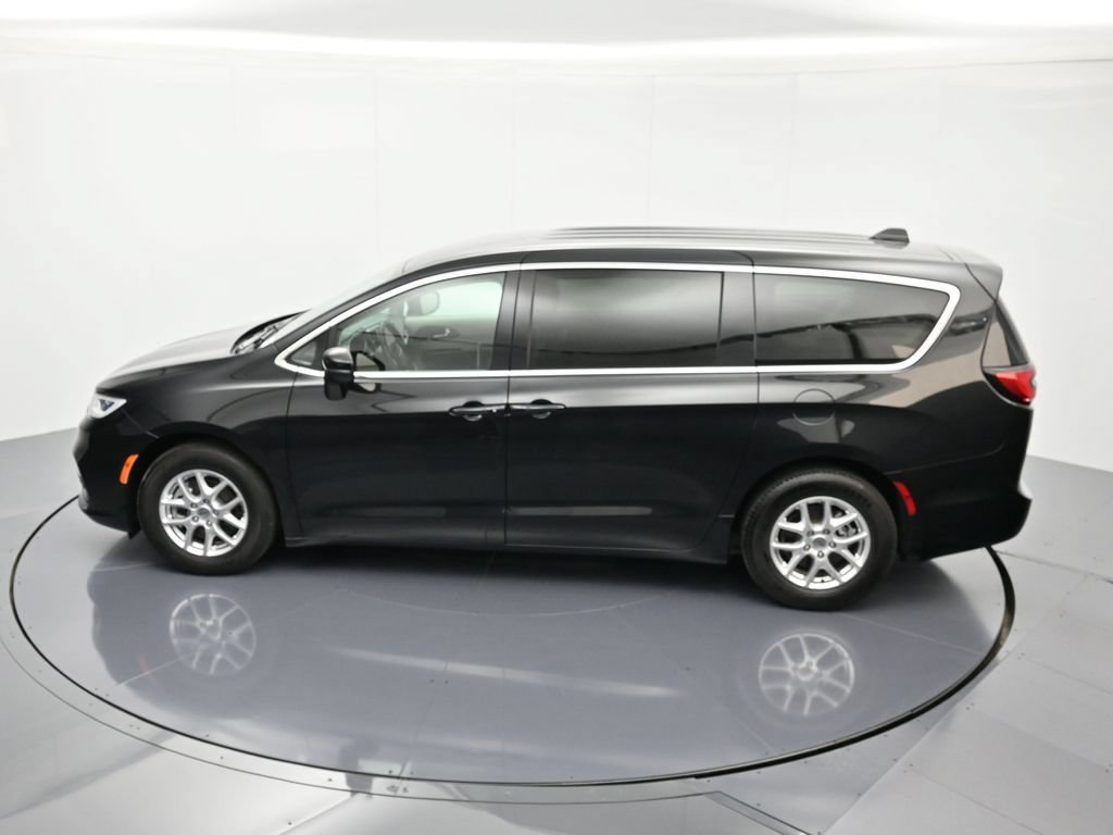 Certified 2023 Chrysler Pacifica Touring-L FWD image 37