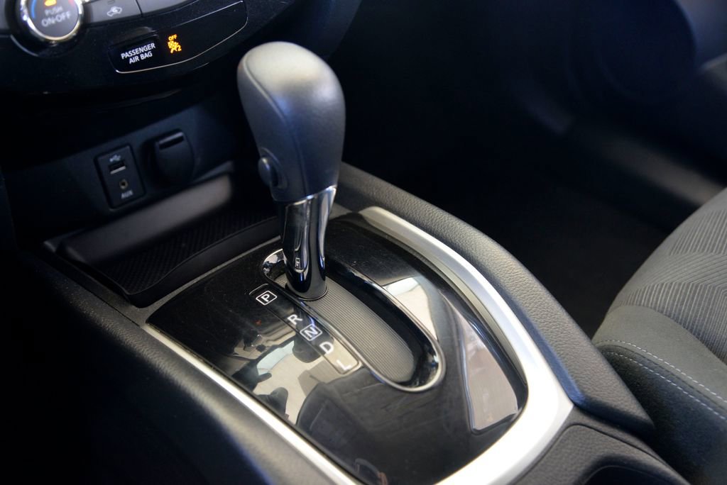 Used 2016 Nissan Rogue SV image 24