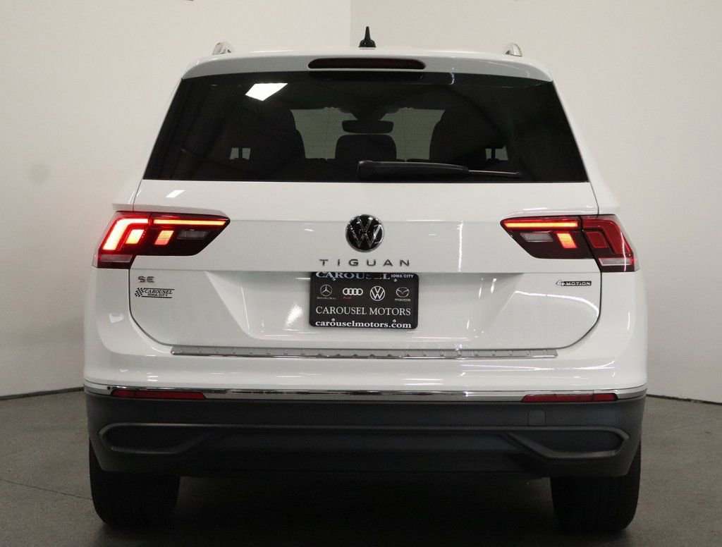 Used 2024 Volkswagen Tiguan SE w/ Panoramic Sunroof Package image 11