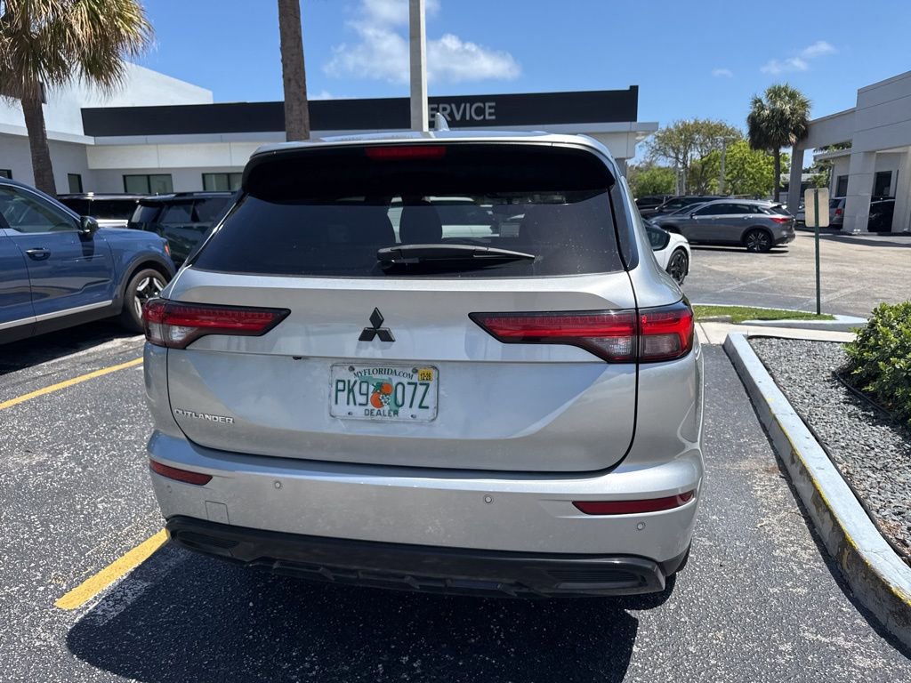 Used 2022 Mitsubishi Outlander SE image 9