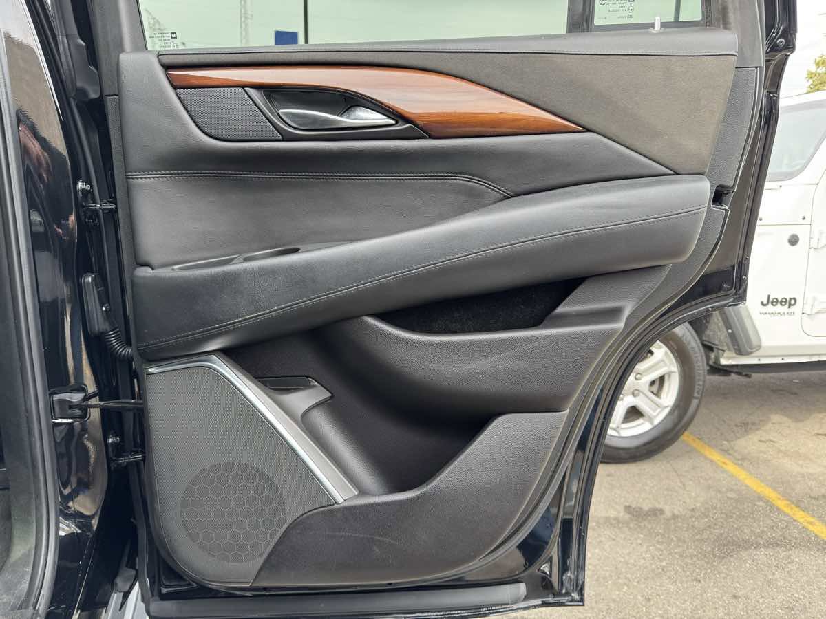 Used 2017 Cadillac Escalade Luxury AWD/4WD image 37