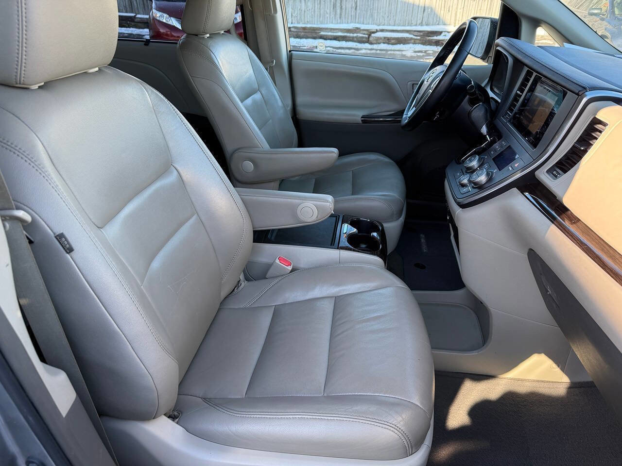 Used 2015 Toyota Sienna XLE Premium AWD/4WD image 40