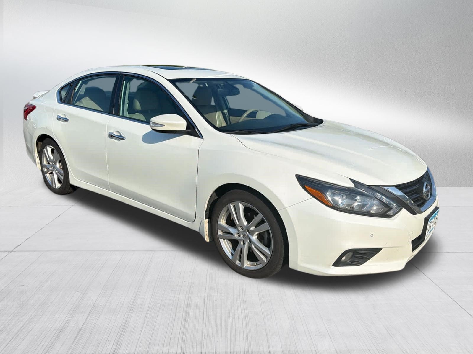 Used 2017 Nissan Altima 3.5 SL w/ 3.5SL Technology Package FWD image 3