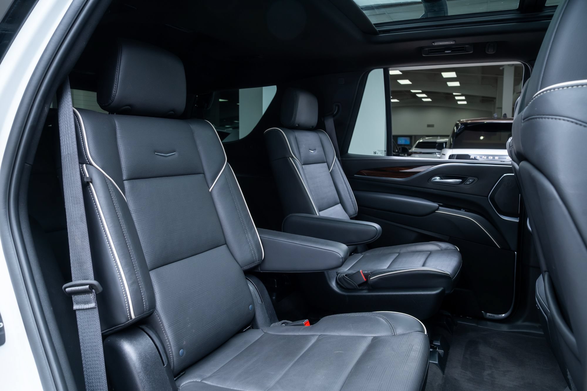 Used 2024 Cadillac Escalade Premium Luxury AWD/4WD image 27