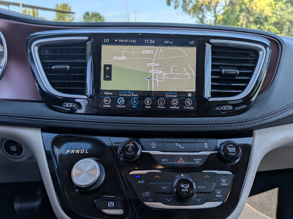 Used 2020 Chrysler Pacifica Limited FWD image 28