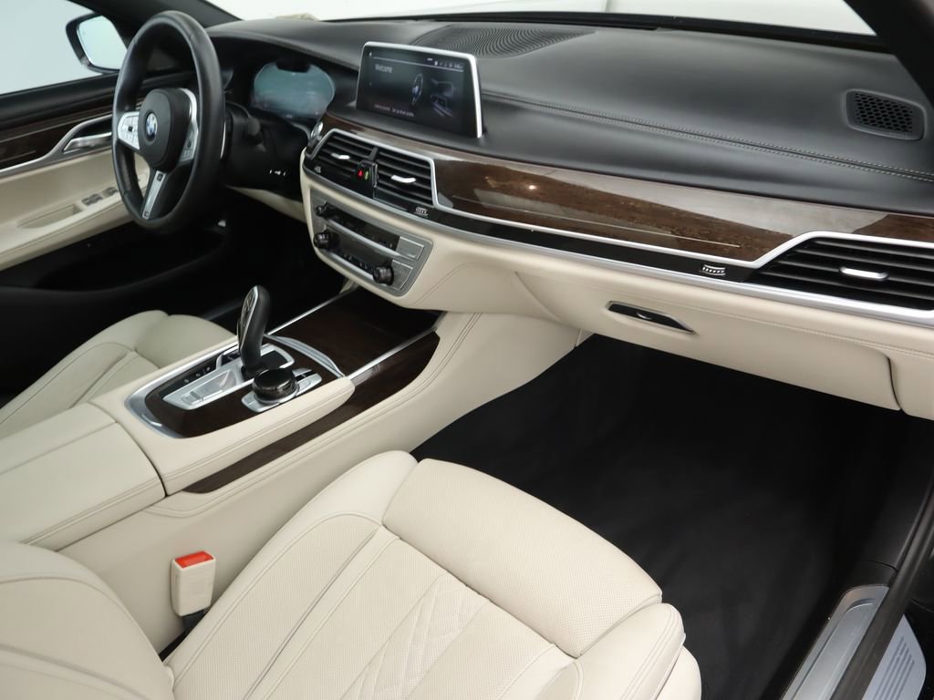 Certified 2022 BMW 750i xDrive w/ Luxury Rear Seating Package image 18