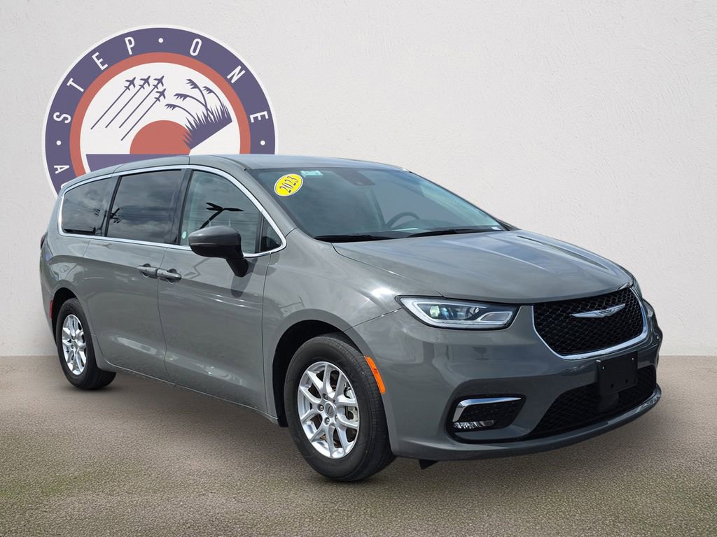 Used 2023 Chrysler Pacifica Touring-L image 2