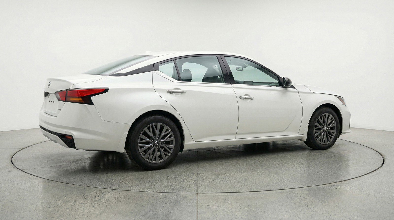 Used 2025 Nissan Altima 2.5 SV FWD image 9