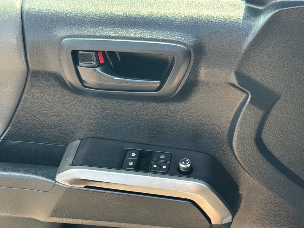 Used 2018 Toyota Tacoma SR5 AWD/4WD image 34
