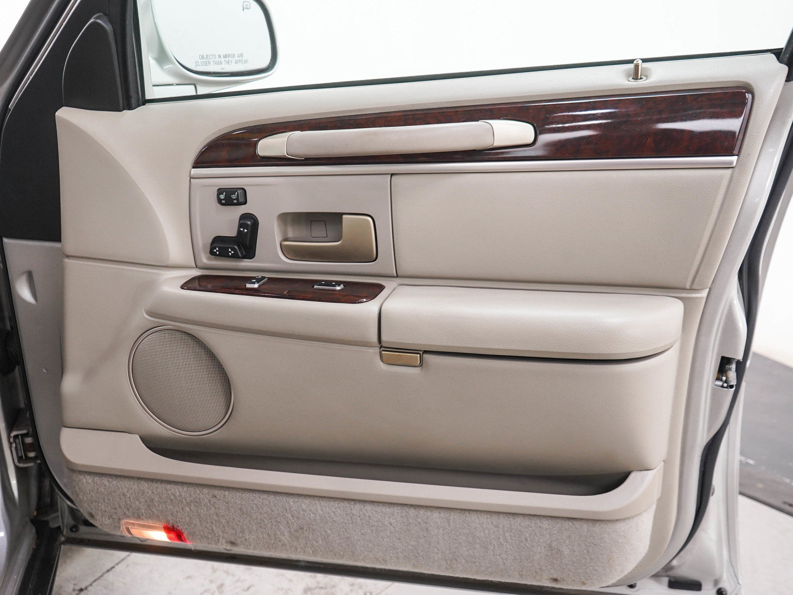 Used 2006 Lincoln Town Car Signature Limited RWD image 9