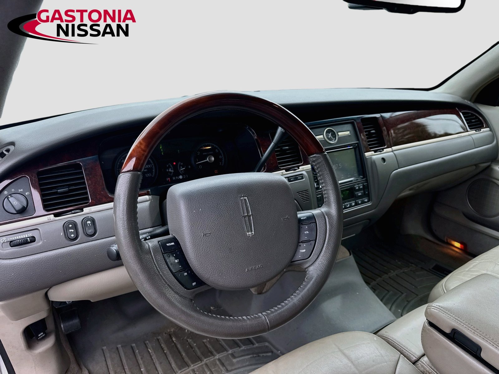 Used 2008 Lincoln Town Car Signature Limited RWD image 9