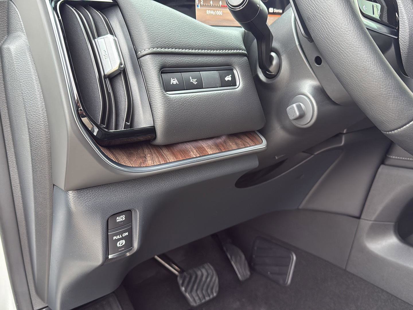 New 2026 Nissan Armada SL w/ Captain's Chari Seat Package image 18