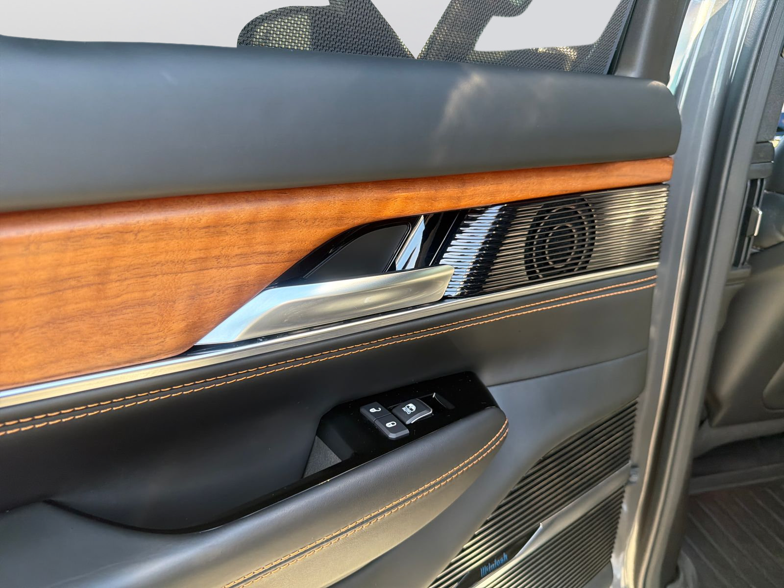 Used 2024 Jeep Grand Wagoneer Series III AWD/4WD image 21