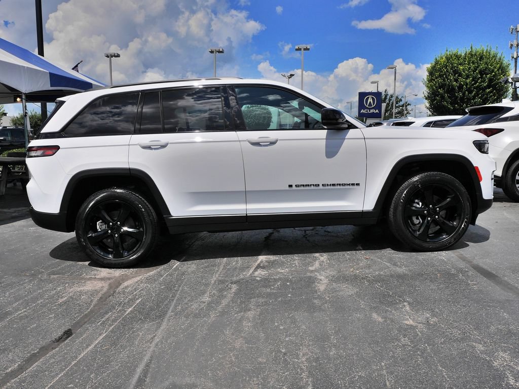 Used 2023 Jeep Grand Cherokee Altitude AWD/4WD image 8