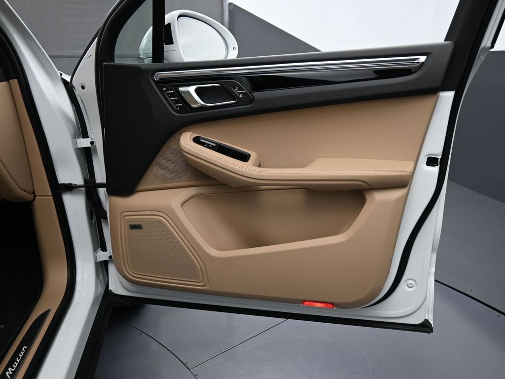 Certified 2025 Porsche Macan image 29