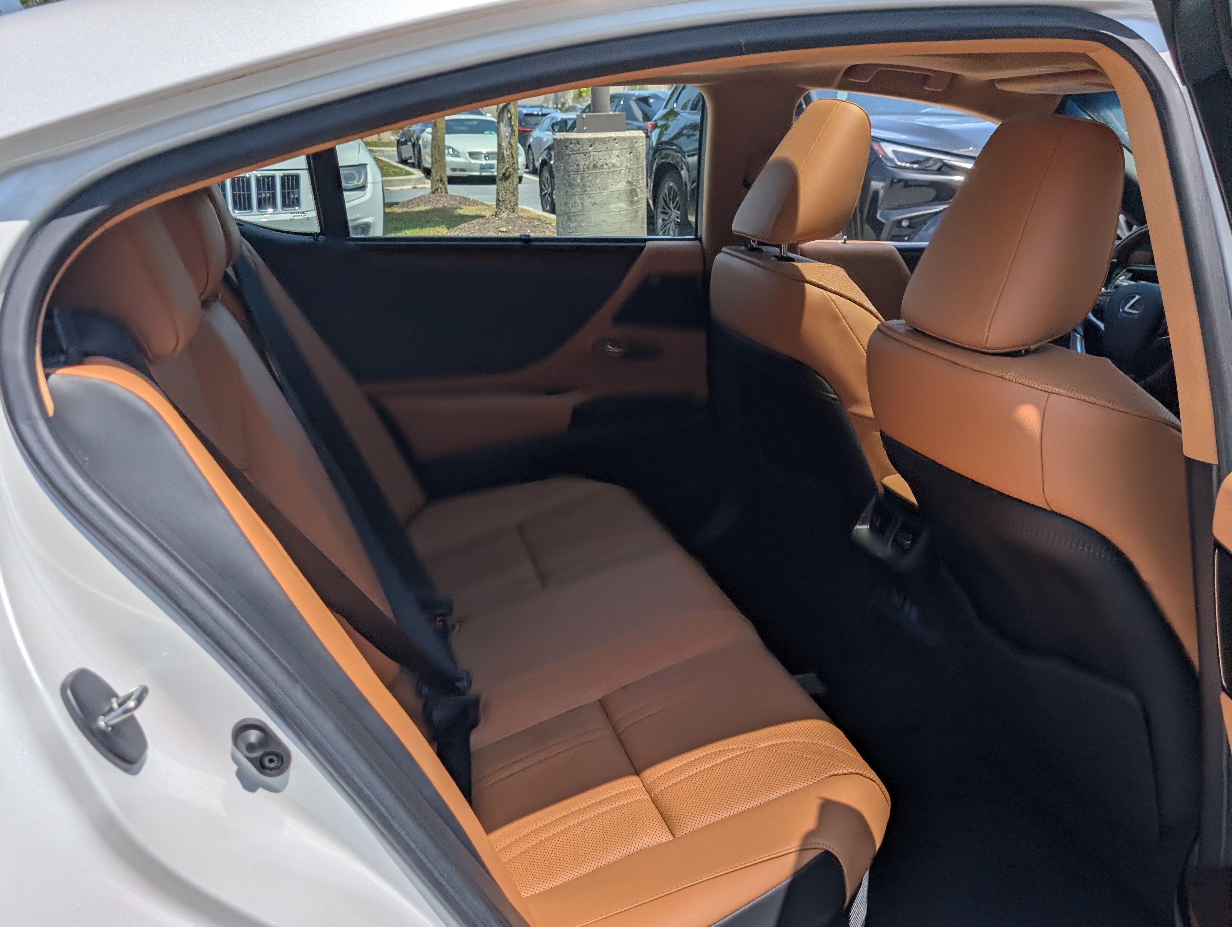 Used 2024 Lexus ES 300h Ultra Luxury w/ Accessory Package (Z2) FWD image 12