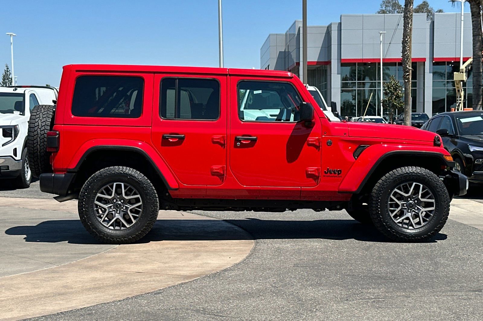 Used 2025 Jeep Wrangler Unlimited Sahara AWD/4WD image 3