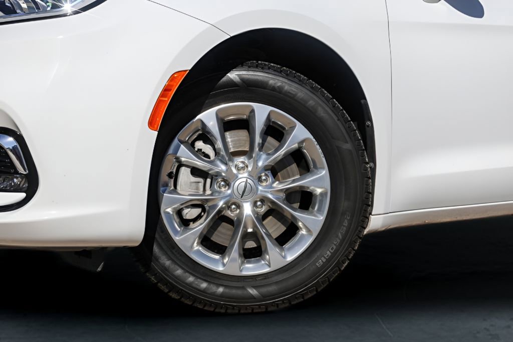 Used 2022 Chrysler Pacifica Touring-L image 4