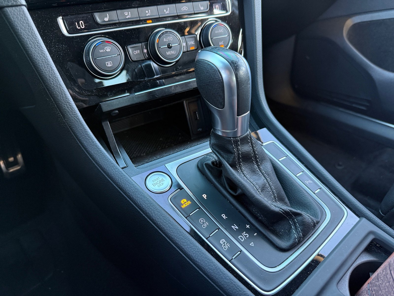 Used 2019 Volkswagen Golf R 4-Door image 16