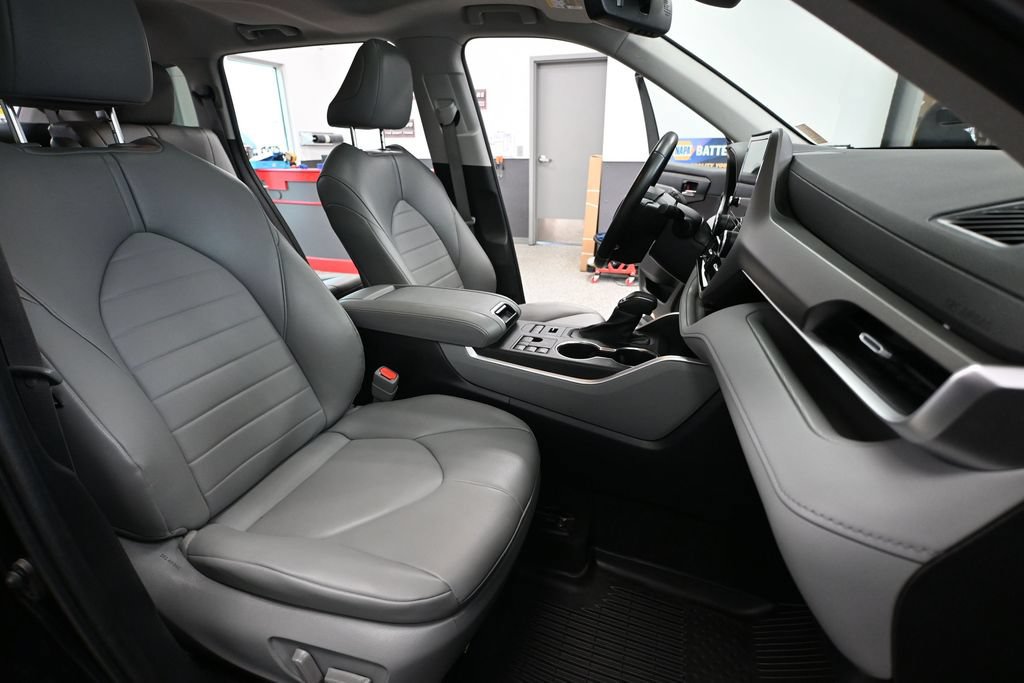 Used 2023 Toyota Highlander XLE AWD/4WD image 42