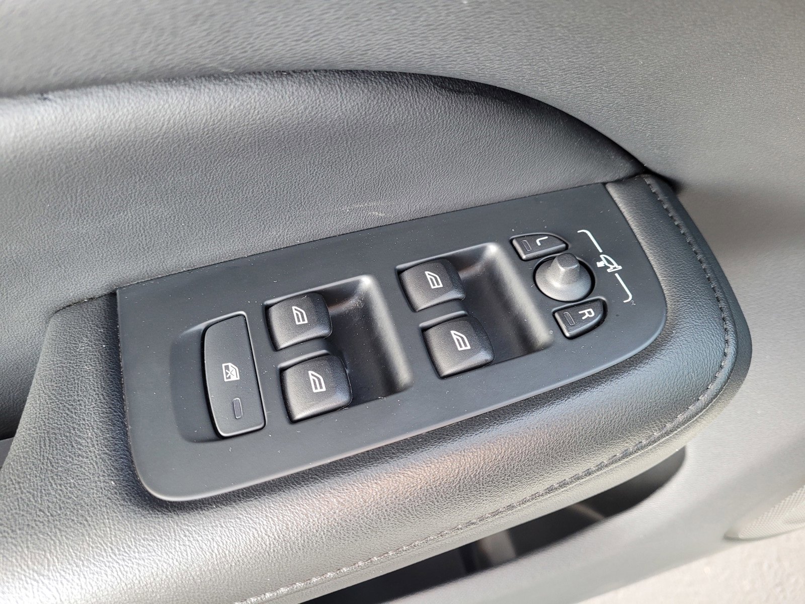 Used 2024 Volvo S60 B5 Core image 12