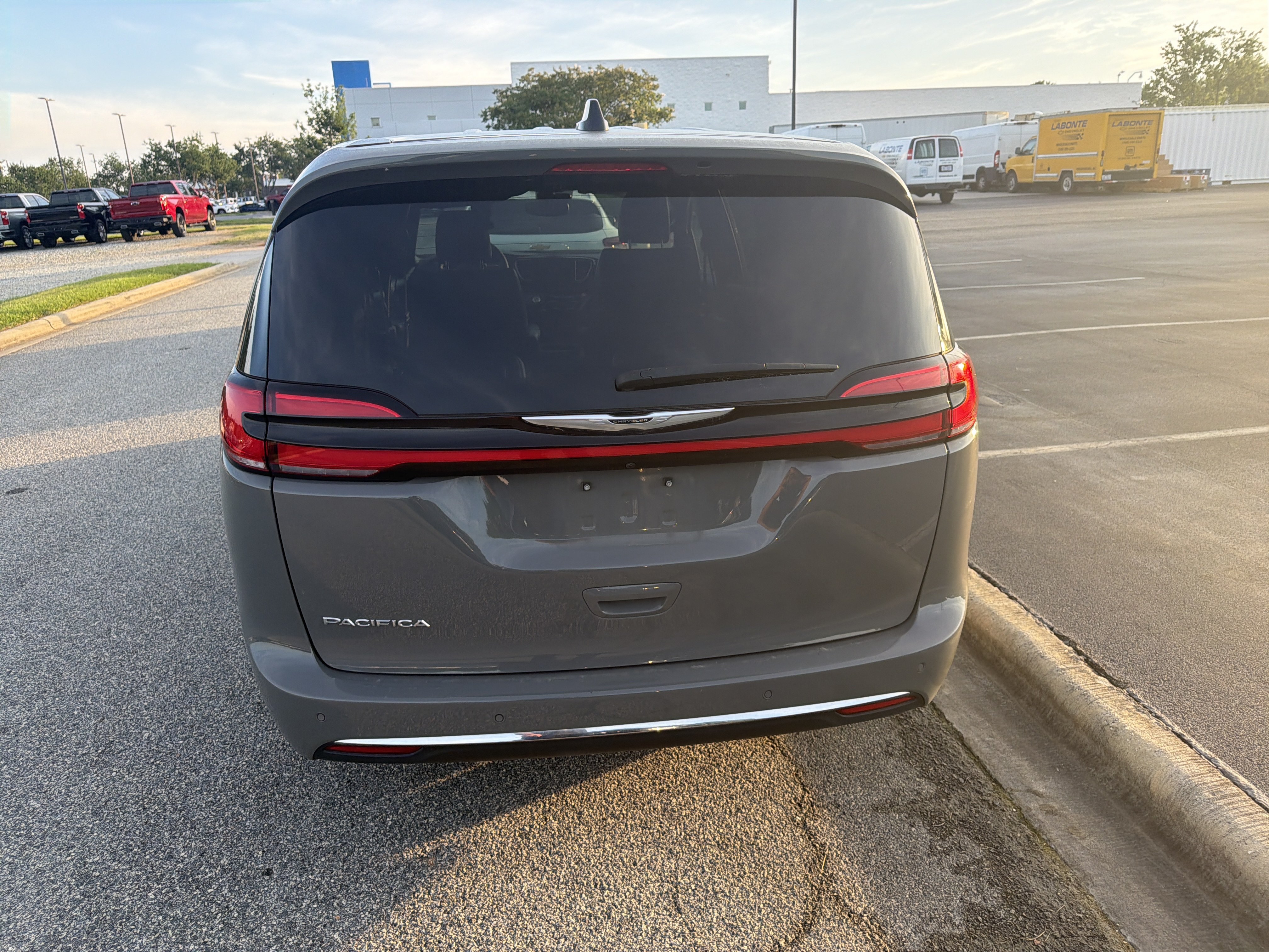 Used 2025 Chrysler Pacifica Select FWD image 8