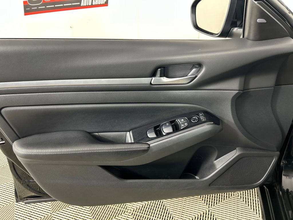 Used 2023 Nissan Altima 2.5 SV image 11