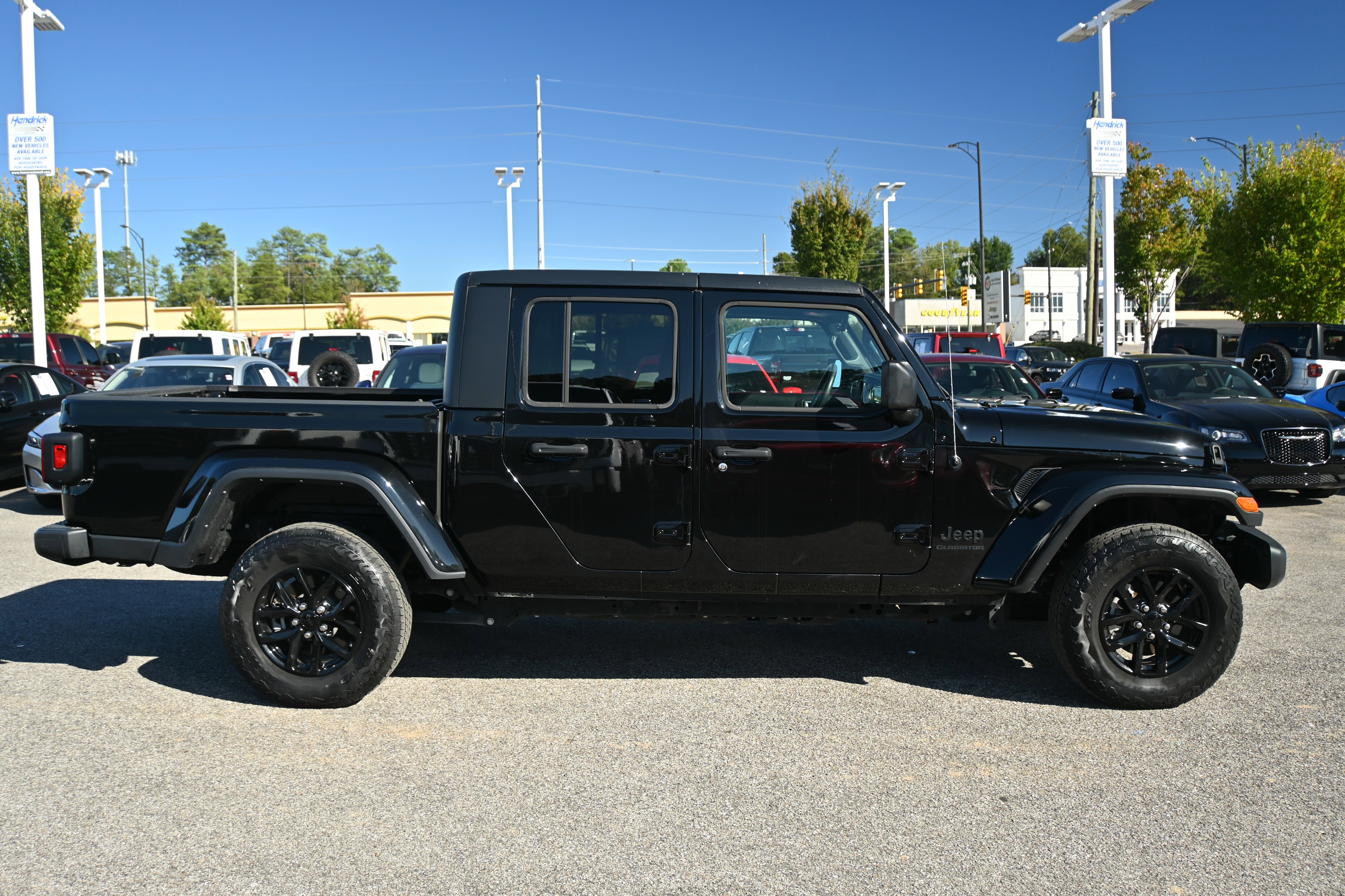 Used 2022 Jeep Gladiator Sport image 16