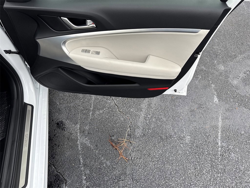 Used 2025 Genesis G70 2.5T image 14