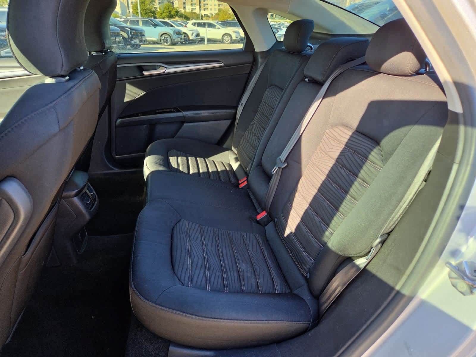 Used 2016 Ford Fusion SE FWD image 18