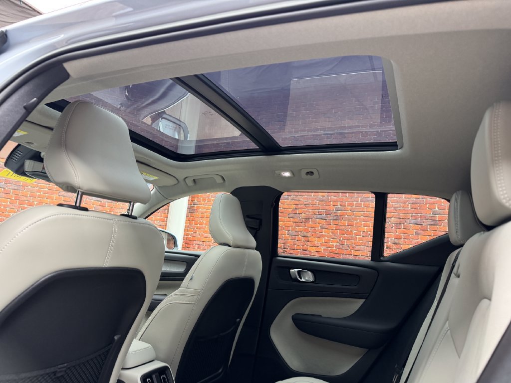 Used 2024 Volvo XC40 B5 Plus w/ Protection Package Premier AWD/4WD image 3