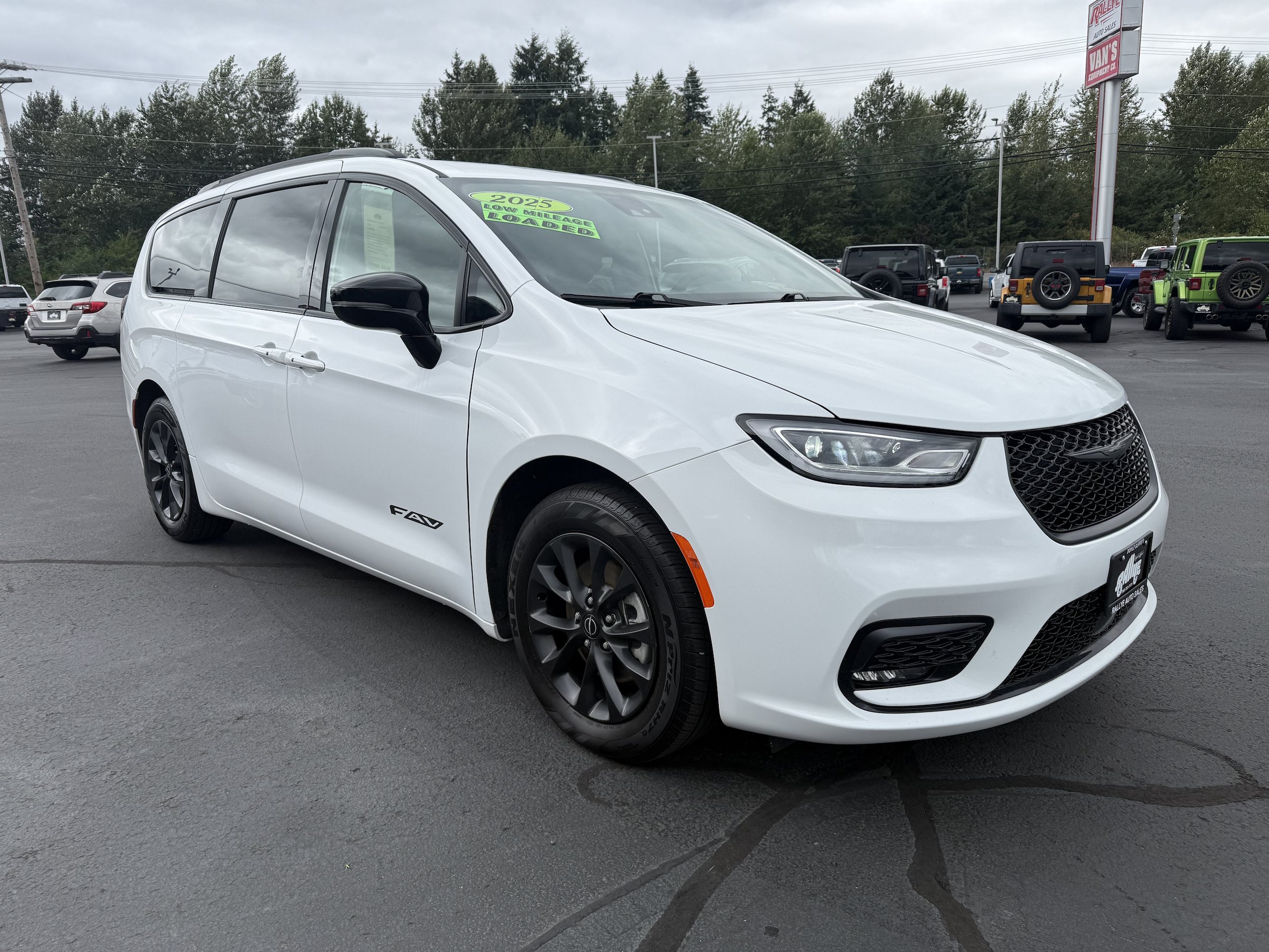 Used 2025 Chrysler Pacifica Select FWD image 3