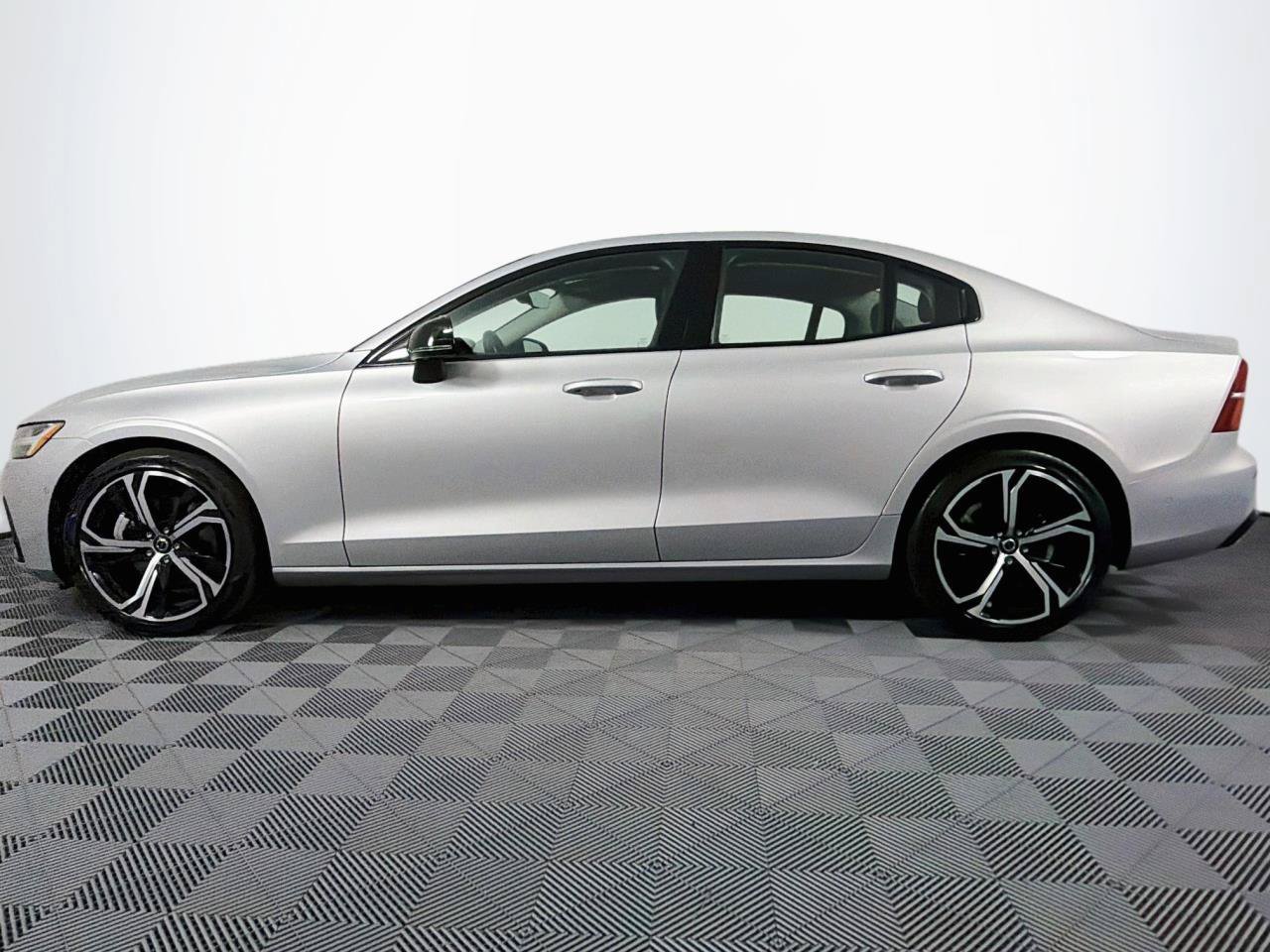 Used 2024 Volvo S60 B5 Plus FWD image 7