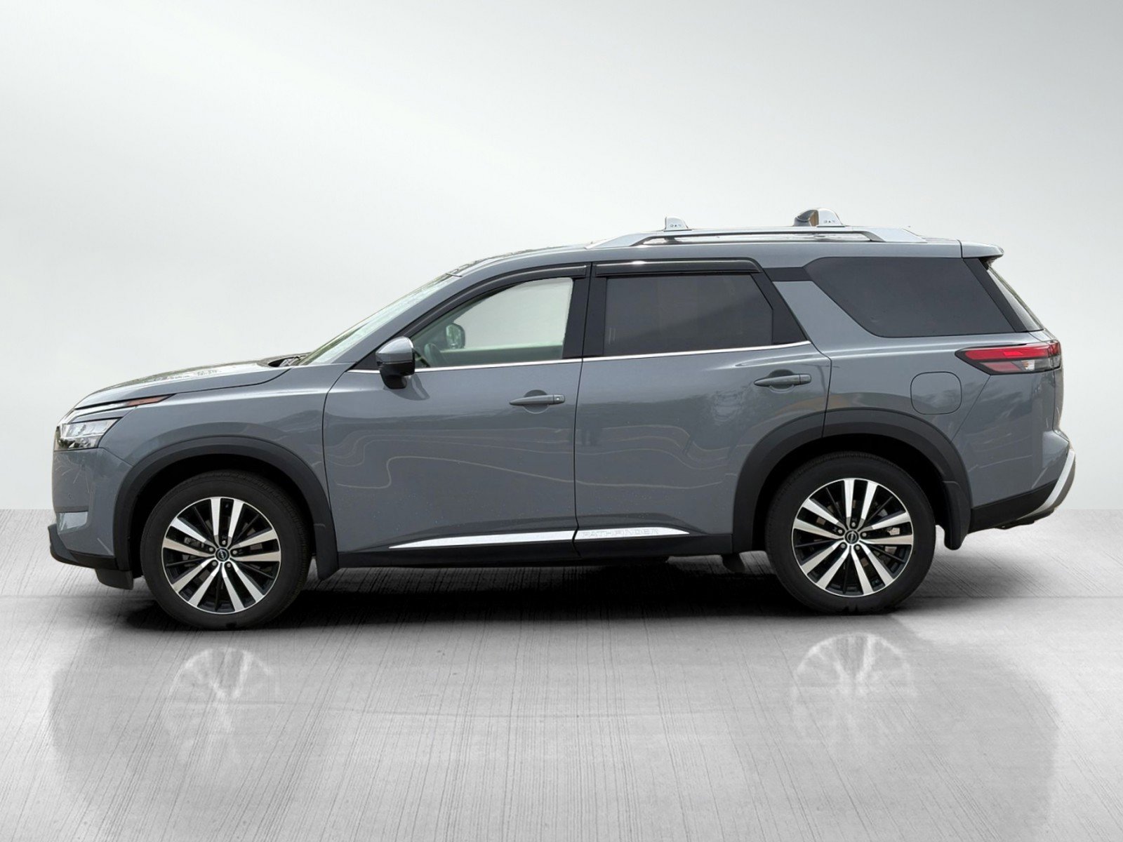 Used 2024 Nissan Pathfinder Platinum w/ Cargo Package AWD/4WD image 4