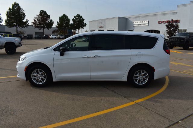 New 2026 Chrysler Pacifica Select image 9