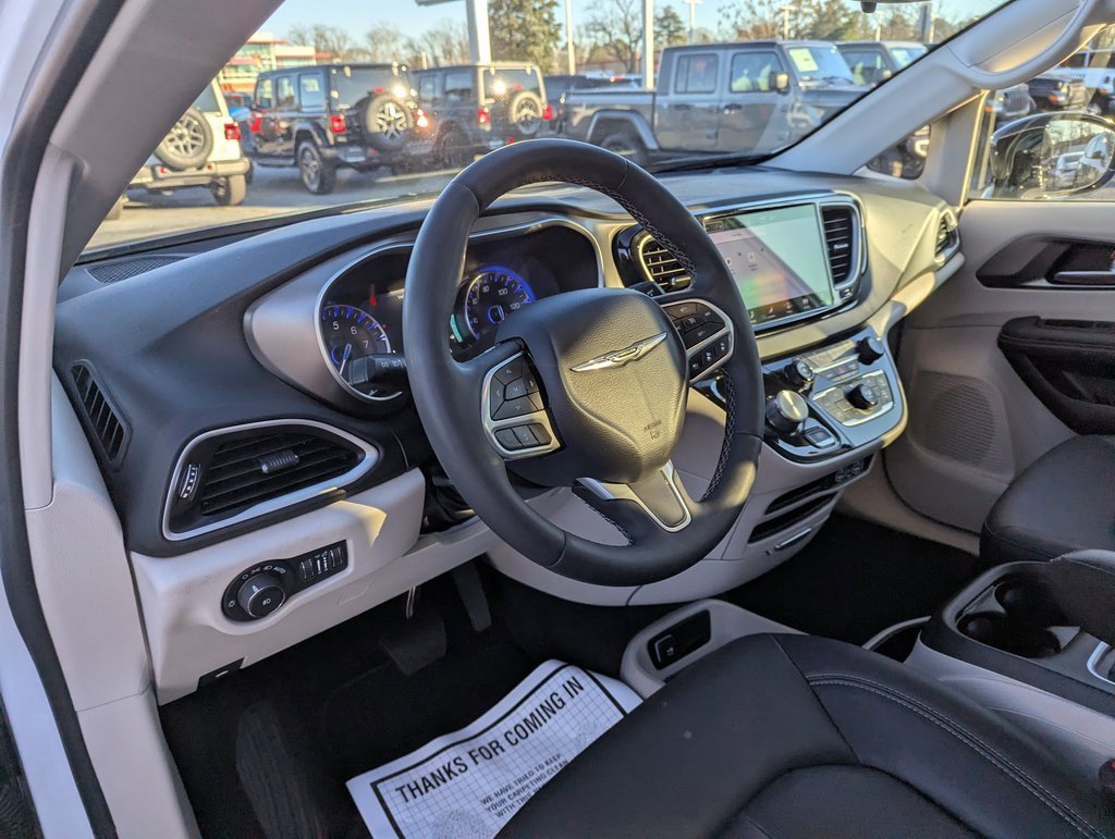 Used 2024 Chrysler Pacifica Touring-L image 12