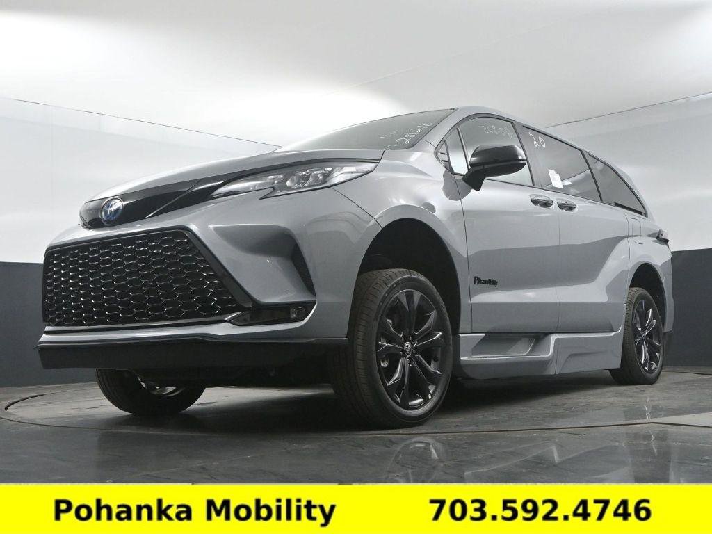 Used 2025 Toyota Sienna XSE image 12