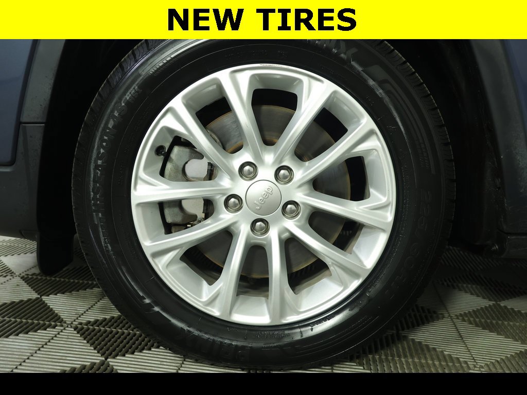 Used 2019 Jeep Cherokee Latitude w/ Popular Appearance Group image 6