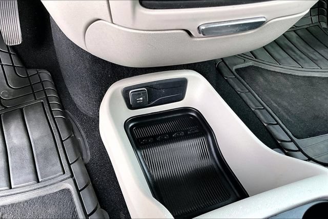 Used 2020 Chrysler Voyager L FWD image 14