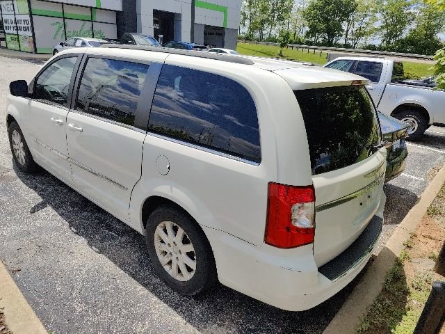 Used 2013 Chrysler Town & Country Touring FWD image 8