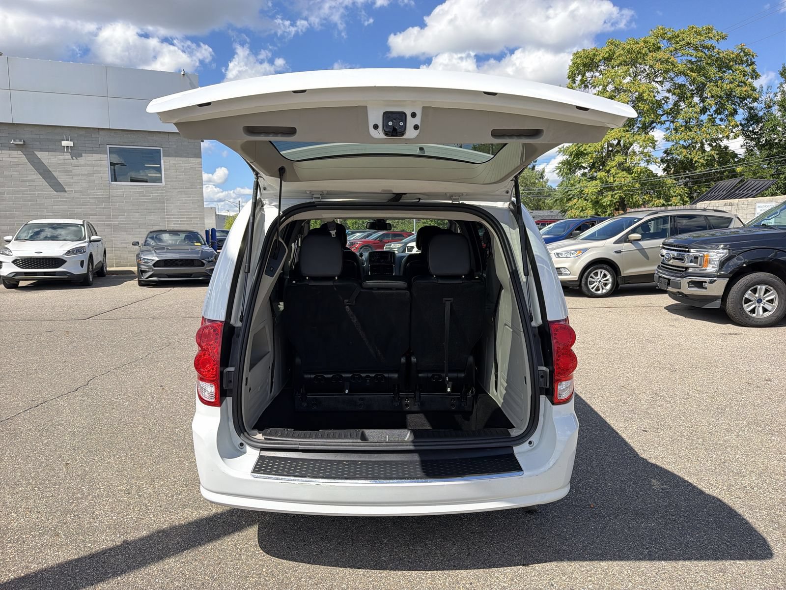 Used 2020 Dodge Grand Caravan SXT FWD image 33