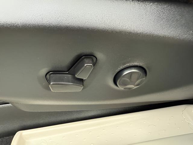Used 2024 Chrysler Pacifica Touring-L FWD image 19