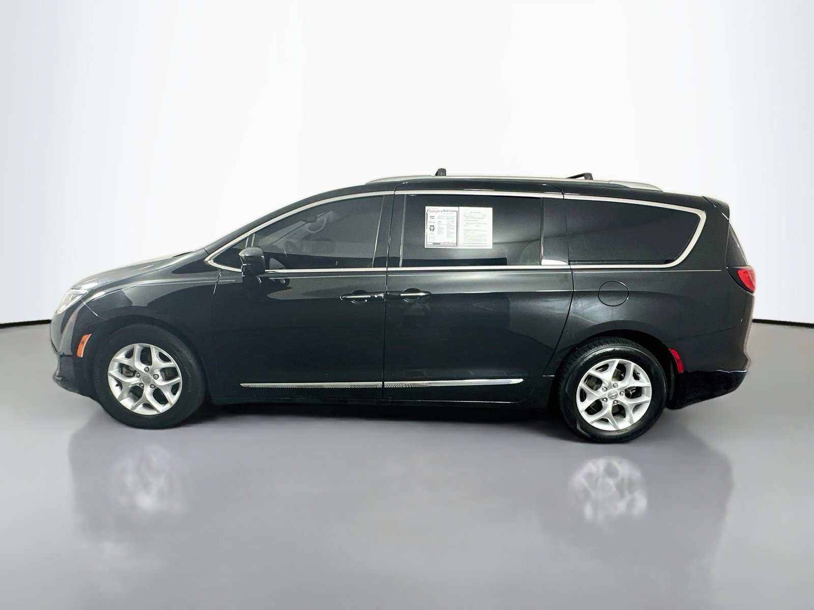 Used 2020 Chrysler Pacifica Touring-L Plus w/ Tire & Wheel Group FWD image 4