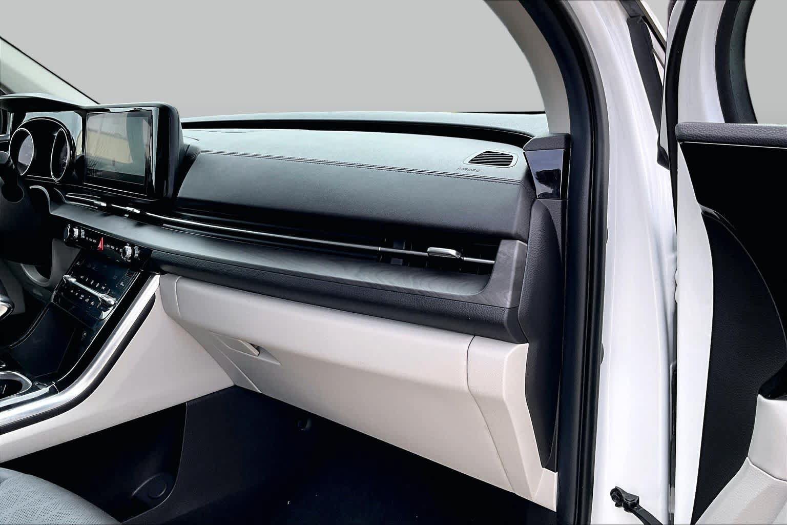 Used 2023 Kia Carnival EX FWD image 17