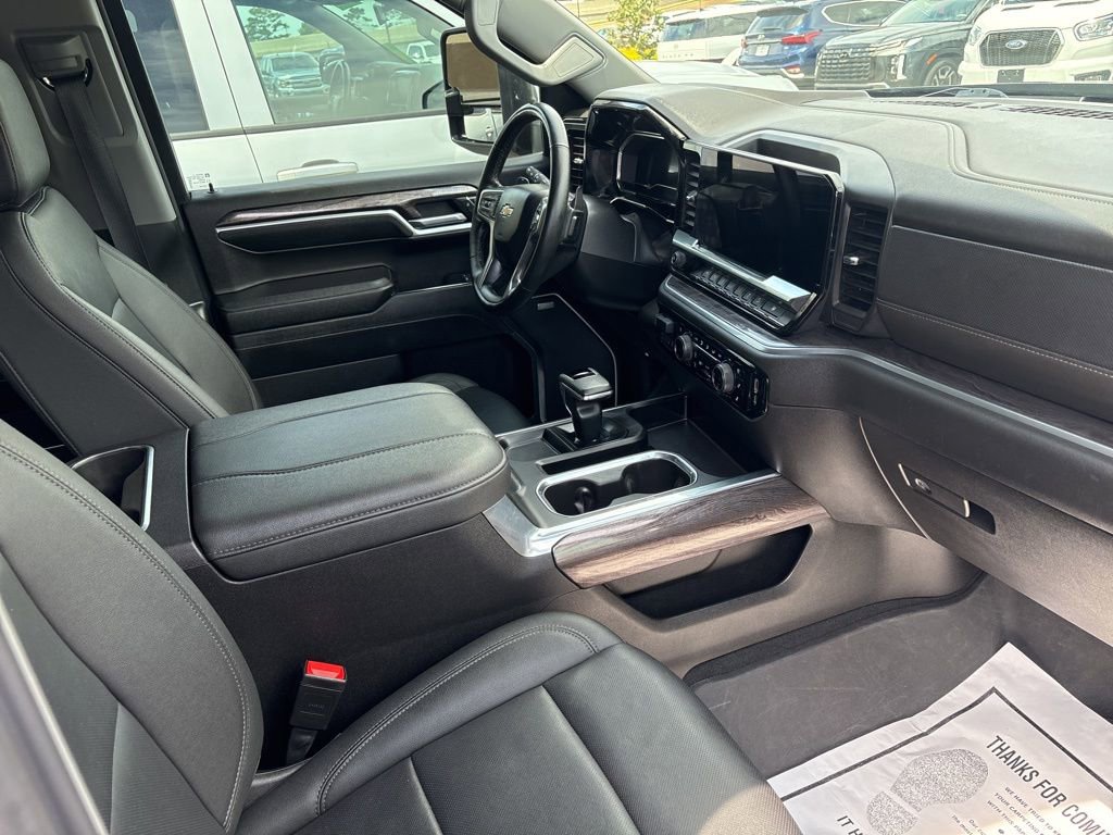 Used 2024 Chevrolet Silverado 1500 LTZ AWD/4WD image 4