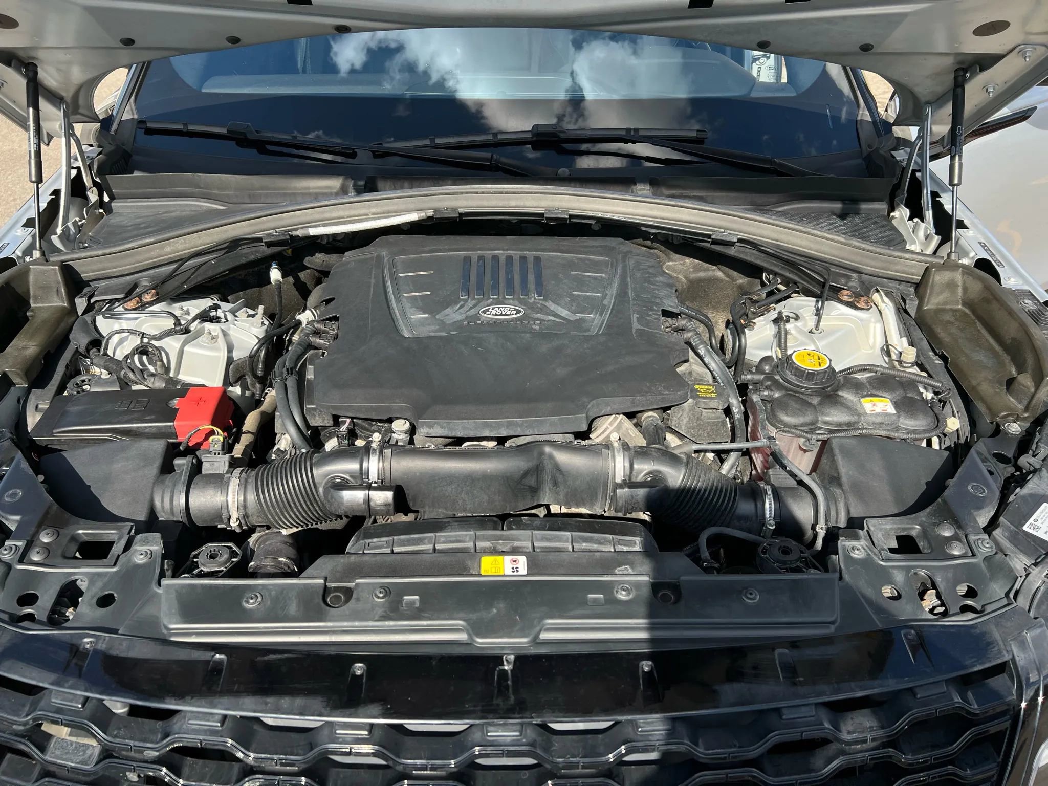 Used 2018 Land Rover Range Rover Velar R-Dynamic SE image 28