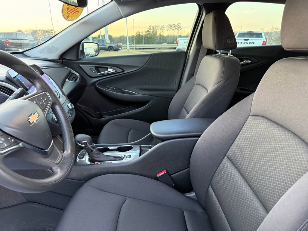 Used 2025 Chevrolet Malibu LS image 9