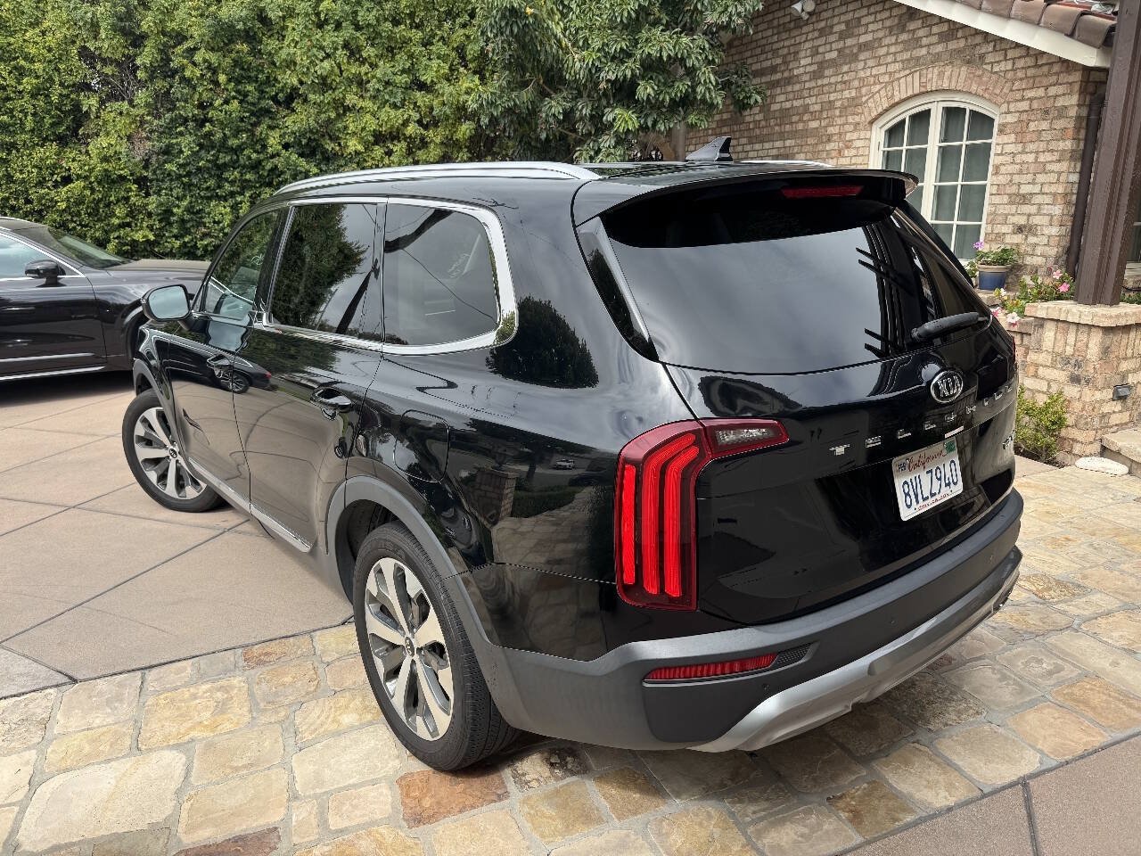 Used 2021 Kia Telluride EX w/ EX Premium Package FWD image 3