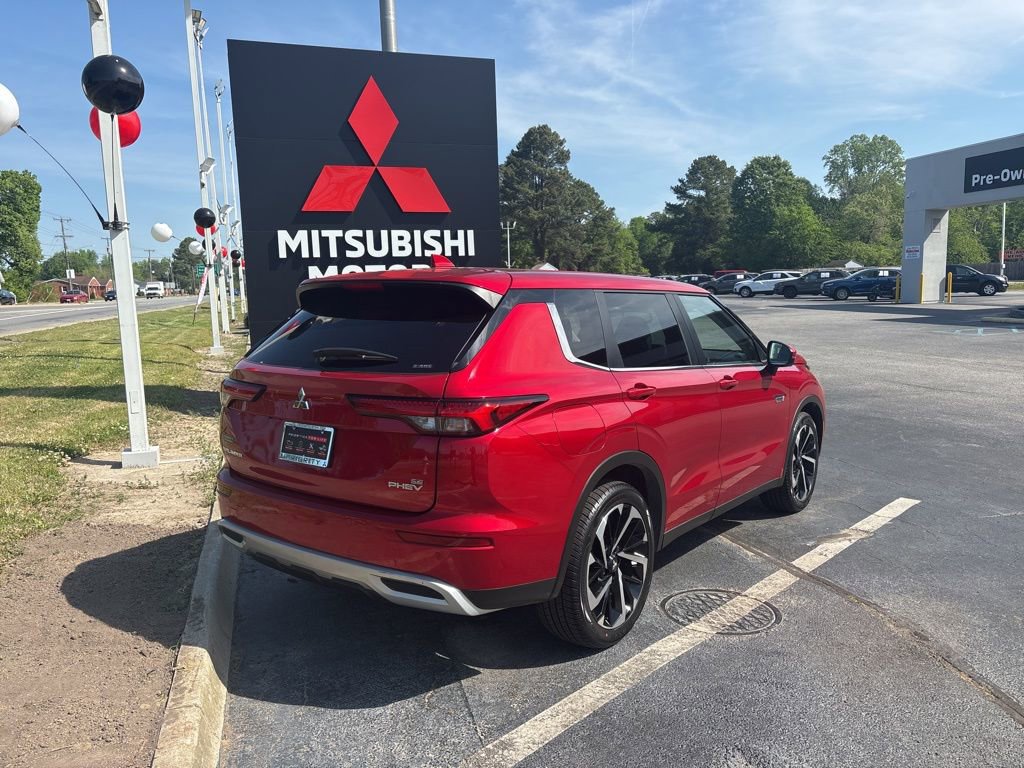 Used 2023 Mitsubishi Outlander 4WD Plug-In Hybrid image 3